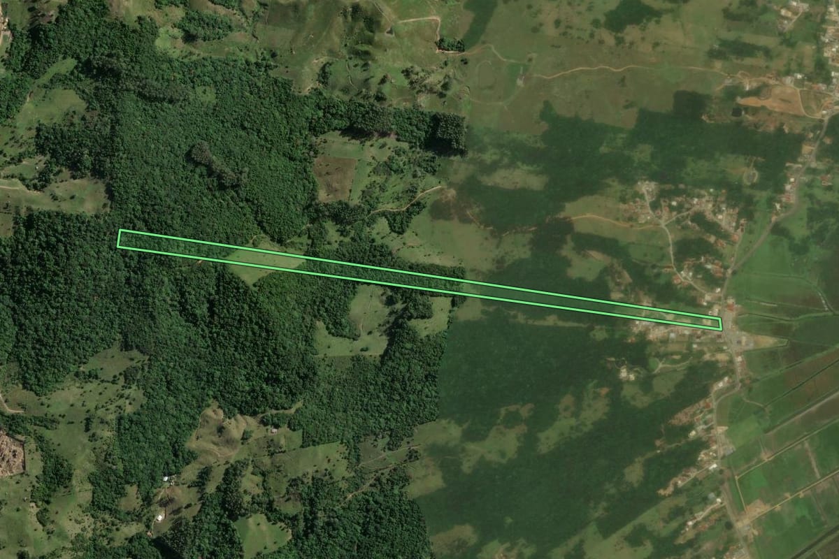 Imagem de satélite do imóvel rural em Pescaria Brava (SC), com o contorno declarado no CAR desenhado por cima.