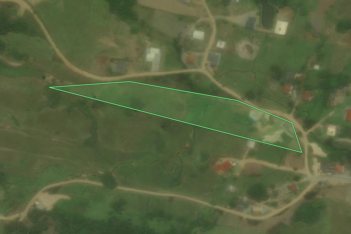Imagem de satélite do imóvel rural em Pescaria Brava (SC), com o contorno declarado no CAR desenhado por cima.