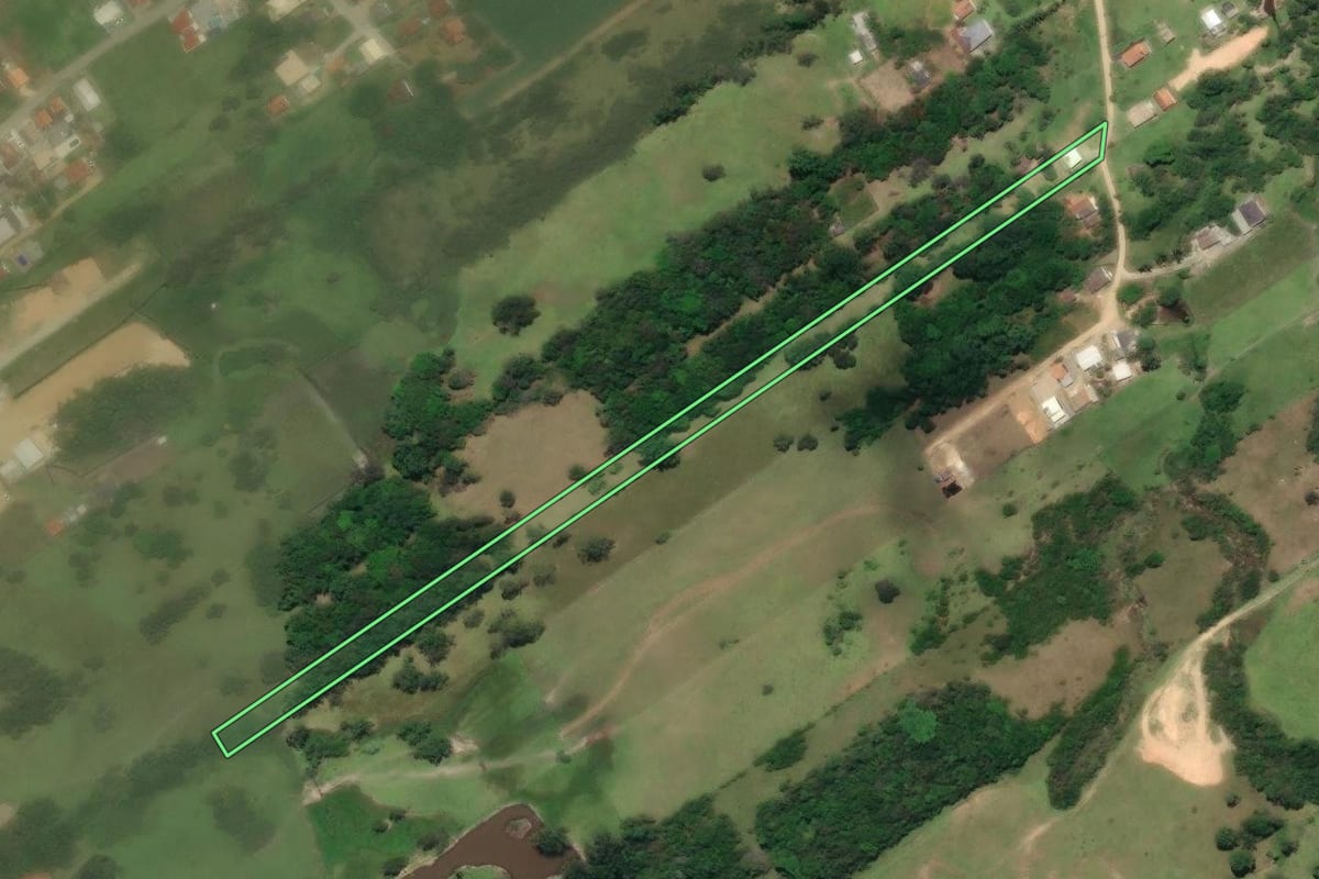 Imagem de satélite do imóvel rural em Pescaria Brava (SC), com o contorno declarado no CAR desenhado por cima.