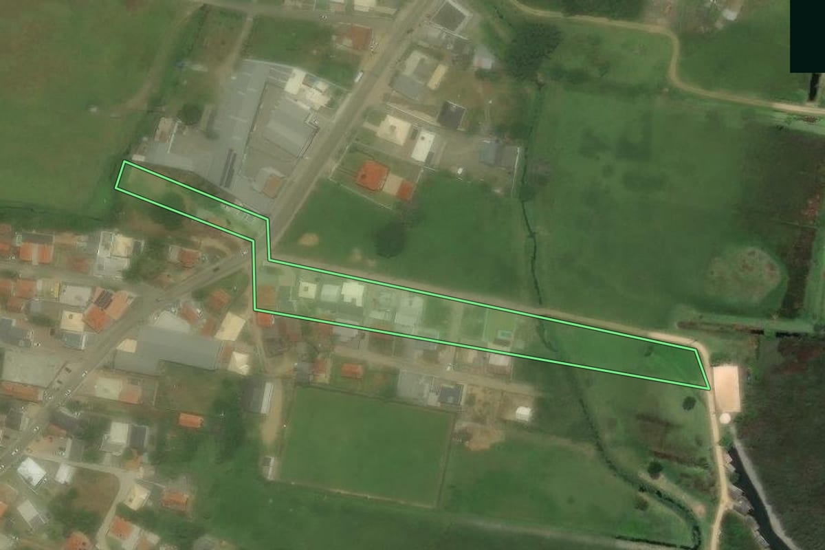 Imagem de satélite do imóvel rural em Pescaria Brava (SC), com o contorno declarado no CAR desenhado por cima.