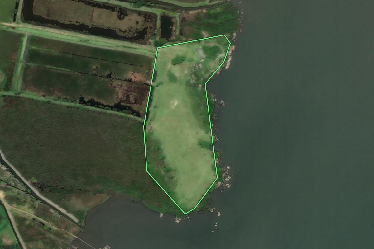 Imagem de satélite do imóvel rural em Pescaria Brava (SC), com o contorno declarado no CAR desenhado por cima.