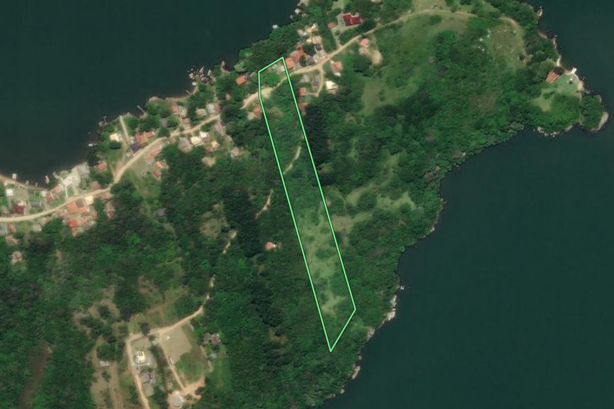 Imagem de satélite do imóvel rural em Pescaria Brava (SC), com o contorno declarado no CAR desenhado por cima.