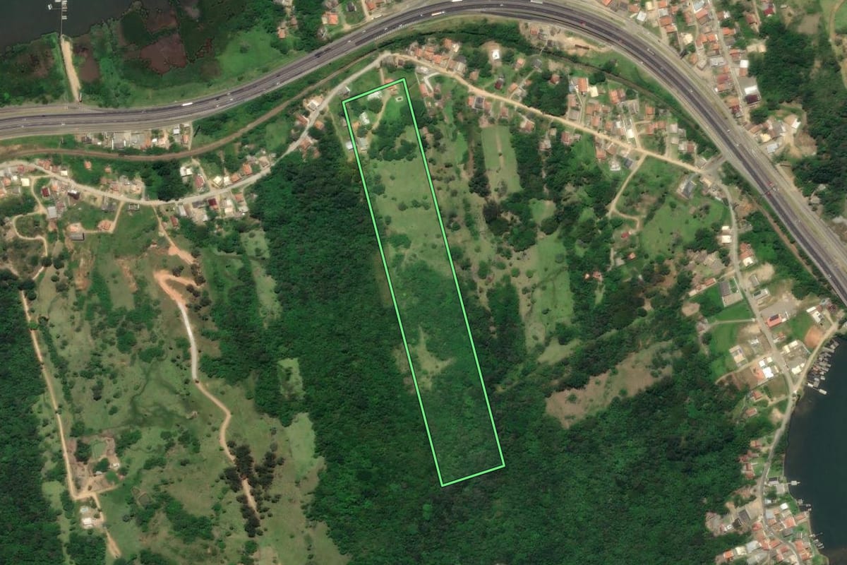 Imagem de satélite do imóvel rural em Pescaria Brava (SC), com o contorno declarado no CAR desenhado por cima.