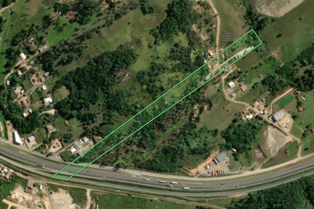 Imagem de satélite do imóvel rural em Pescaria Brava (SC), com o contorno declarado no CAR desenhado por cima.