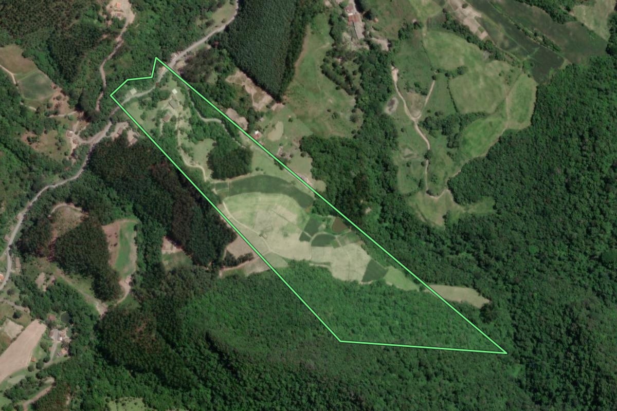 Imagem de satélite do imóvel rural em Petrolândia (SC), com o contorno declarado no CAR desenhado por cima.