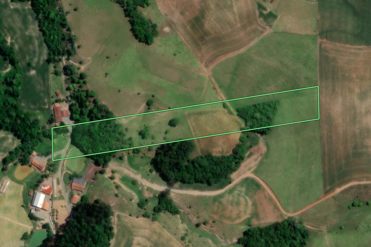 Imagem de satélite do imóvel rural em Petrolândia (SC), com o contorno declarado no CAR desenhado por cima.
