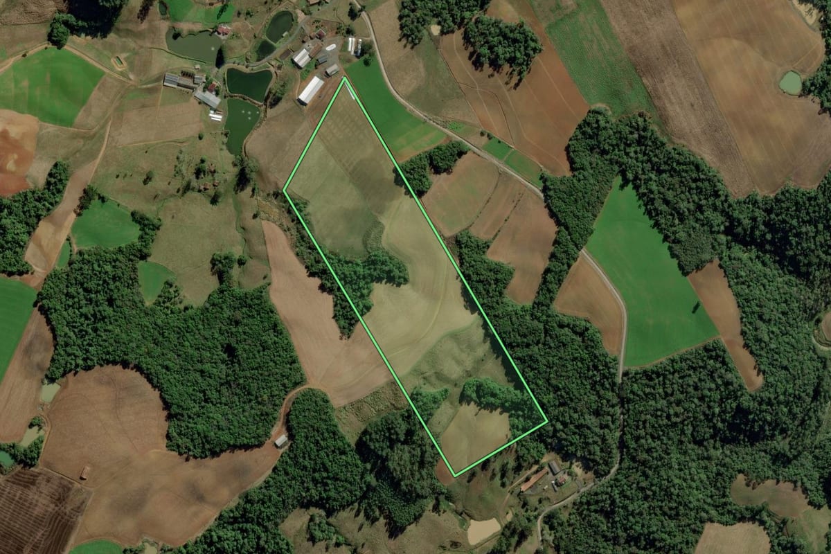 Imagem de satélite do imóvel rural em Petrolândia (SC), com o contorno declarado no CAR desenhado por cima.