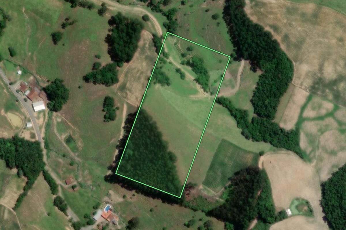 Imagem de satélite do imóvel rural em Petrolândia (SC), com o contorno declarado no CAR desenhado por cima.