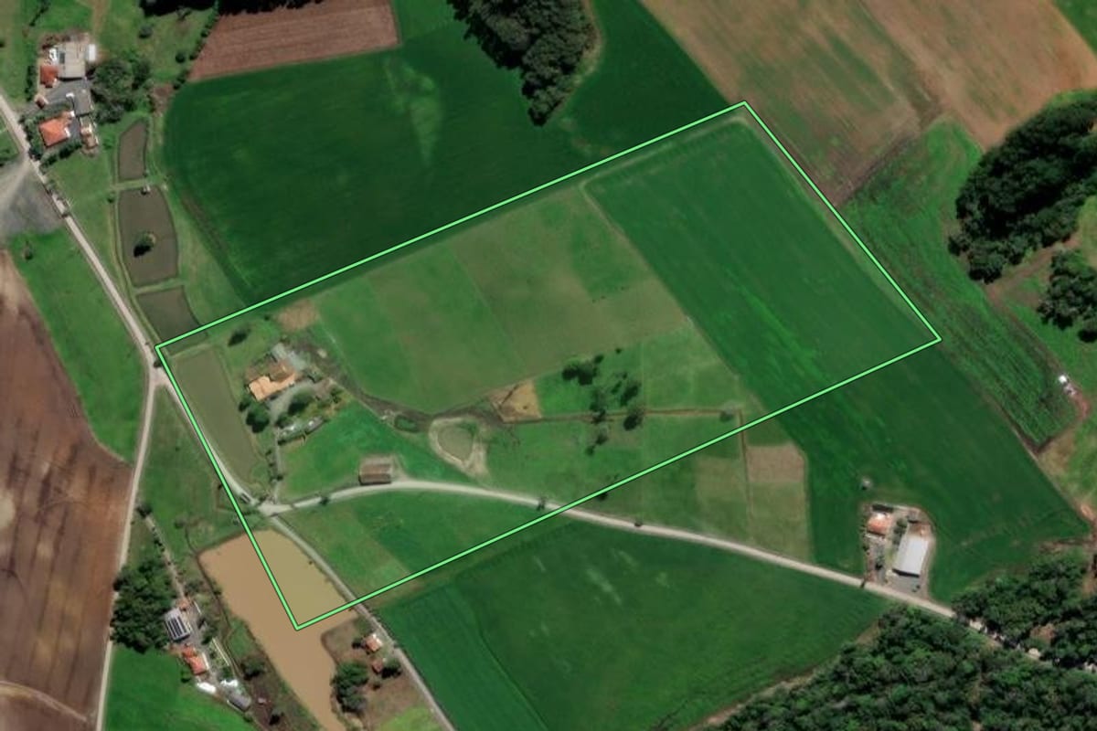 Imagem de satélite do imóvel rural em Petrolândia (SC), com o contorno declarado no CAR desenhado por cima.