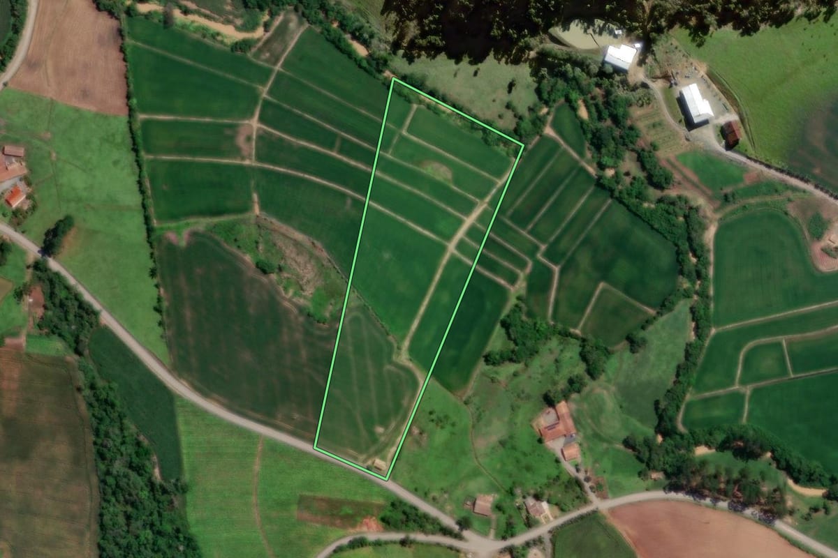 Imagem de satélite do imóvel rural em Petrolândia (SC), com o contorno declarado no CAR desenhado por cima.
