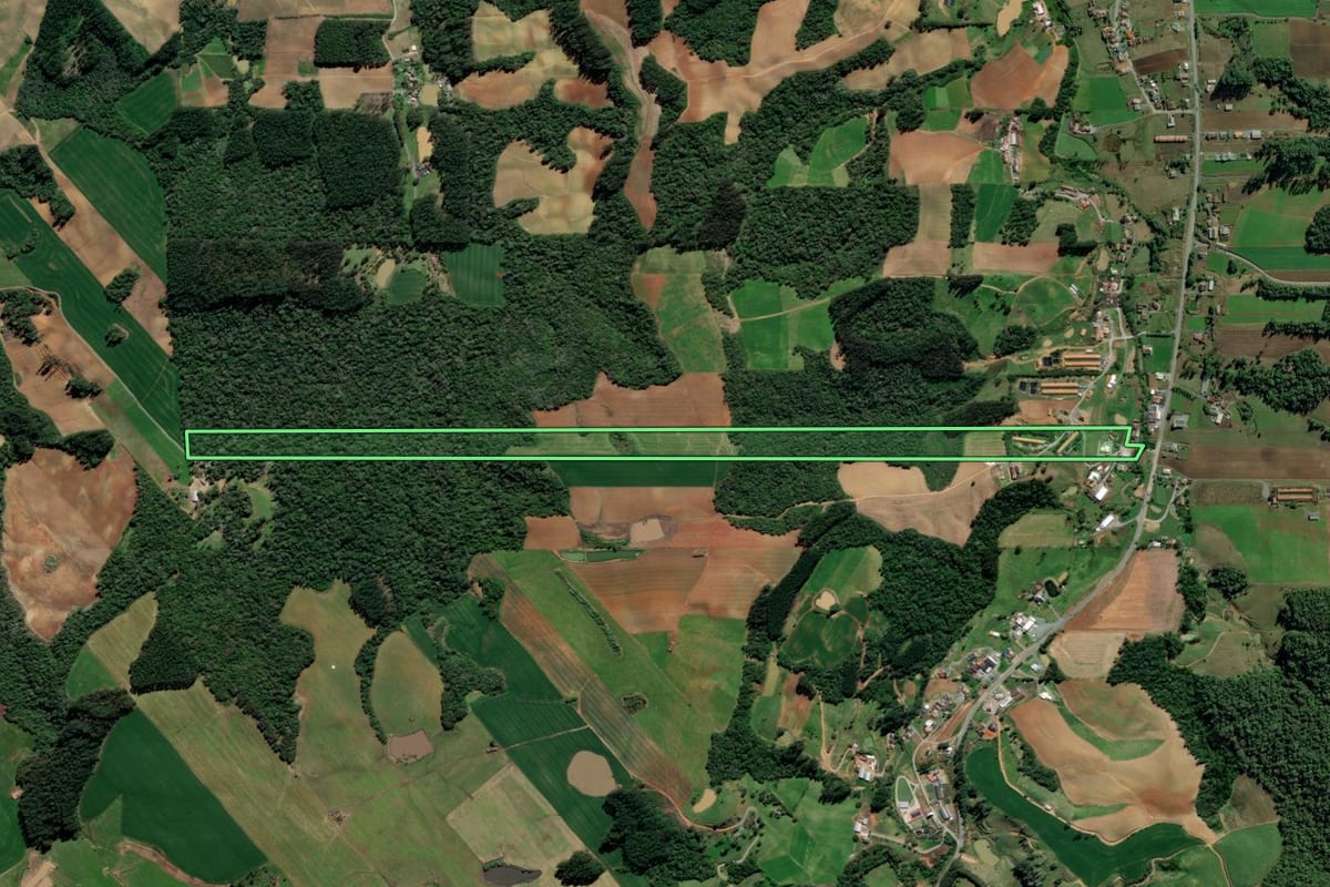 Imagem de satélite do imóvel rural em Petrolândia (SC), com o contorno declarado no CAR desenhado por cima.