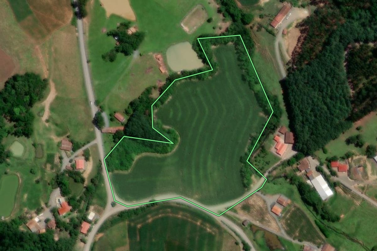 Imagem de satélite do imóvel rural em Petrolândia (SC), com o contorno declarado no CAR desenhado por cima.