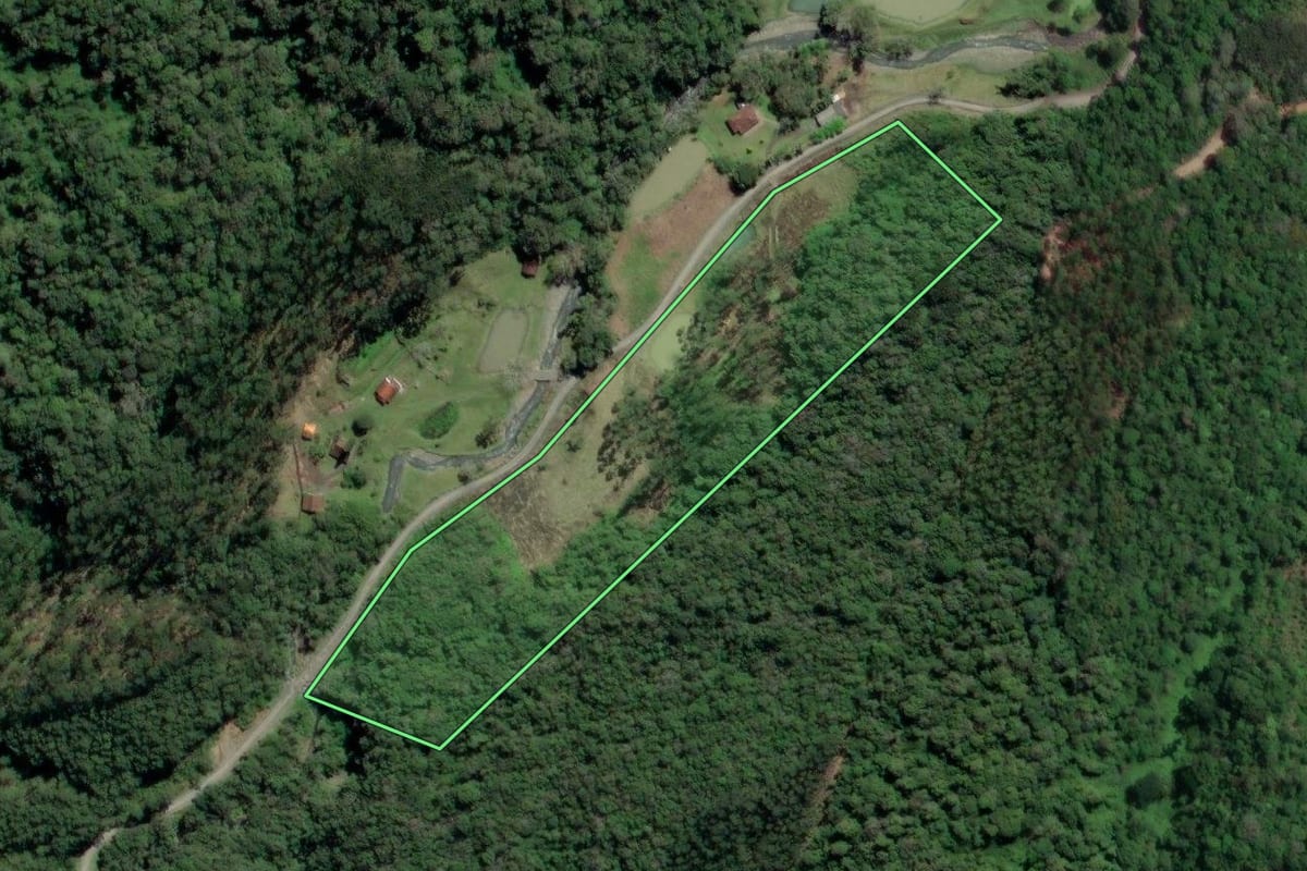 Imagem de satélite do imóvel rural em Petrolândia (SC), com o contorno declarado no CAR desenhado por cima.