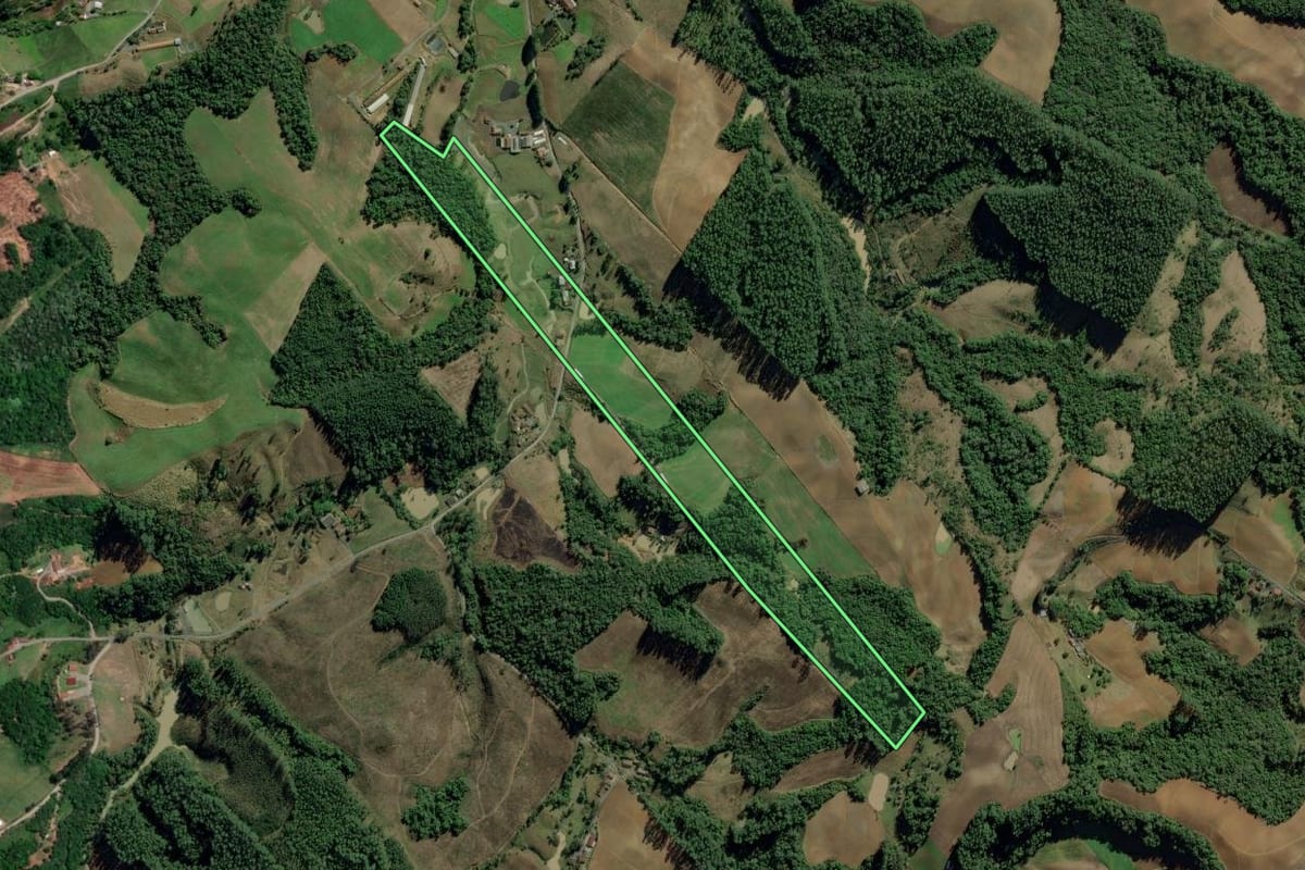 Imagem de satélite do imóvel rural em Petrolândia (SC), com o contorno declarado no CAR desenhado por cima.