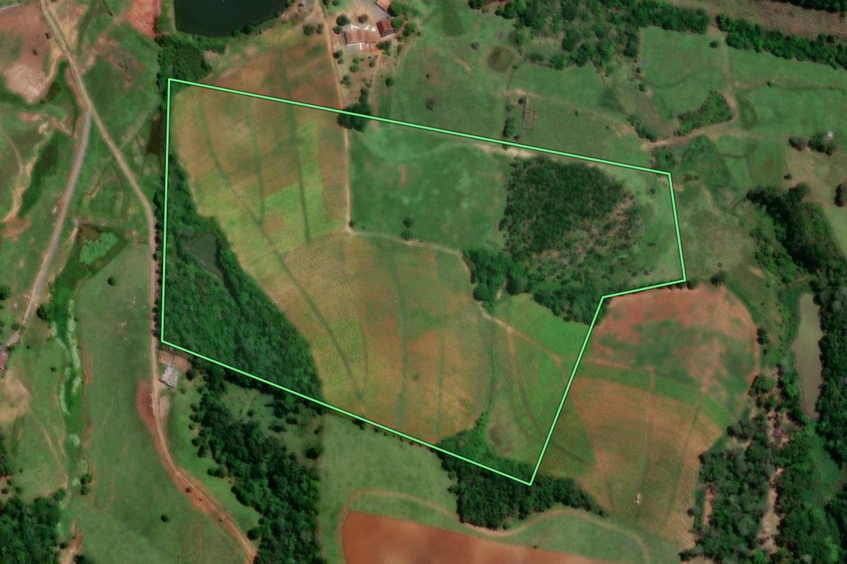 Imagem de satélite do imóvel rural em Petrolândia (SC), com o contorno declarado no CAR desenhado por cima.