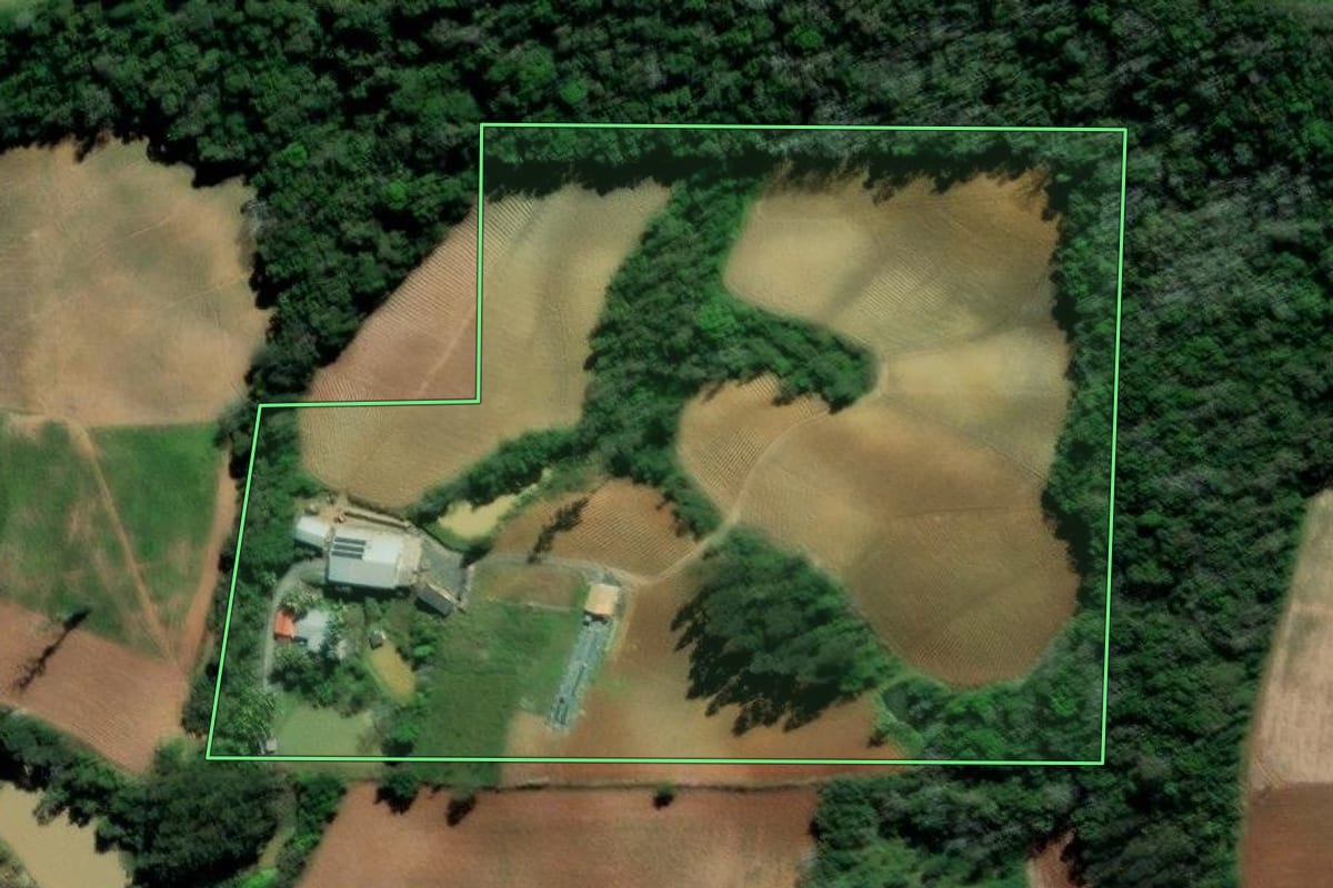 Imagem de satélite do imóvel rural em Petrolândia (SC), com o contorno declarado no CAR desenhado por cima.