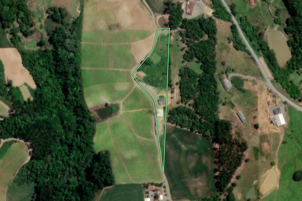 Imagem de satélite do imóvel rural em Petrolândia (SC), com o contorno declarado no CAR desenhado por cima.