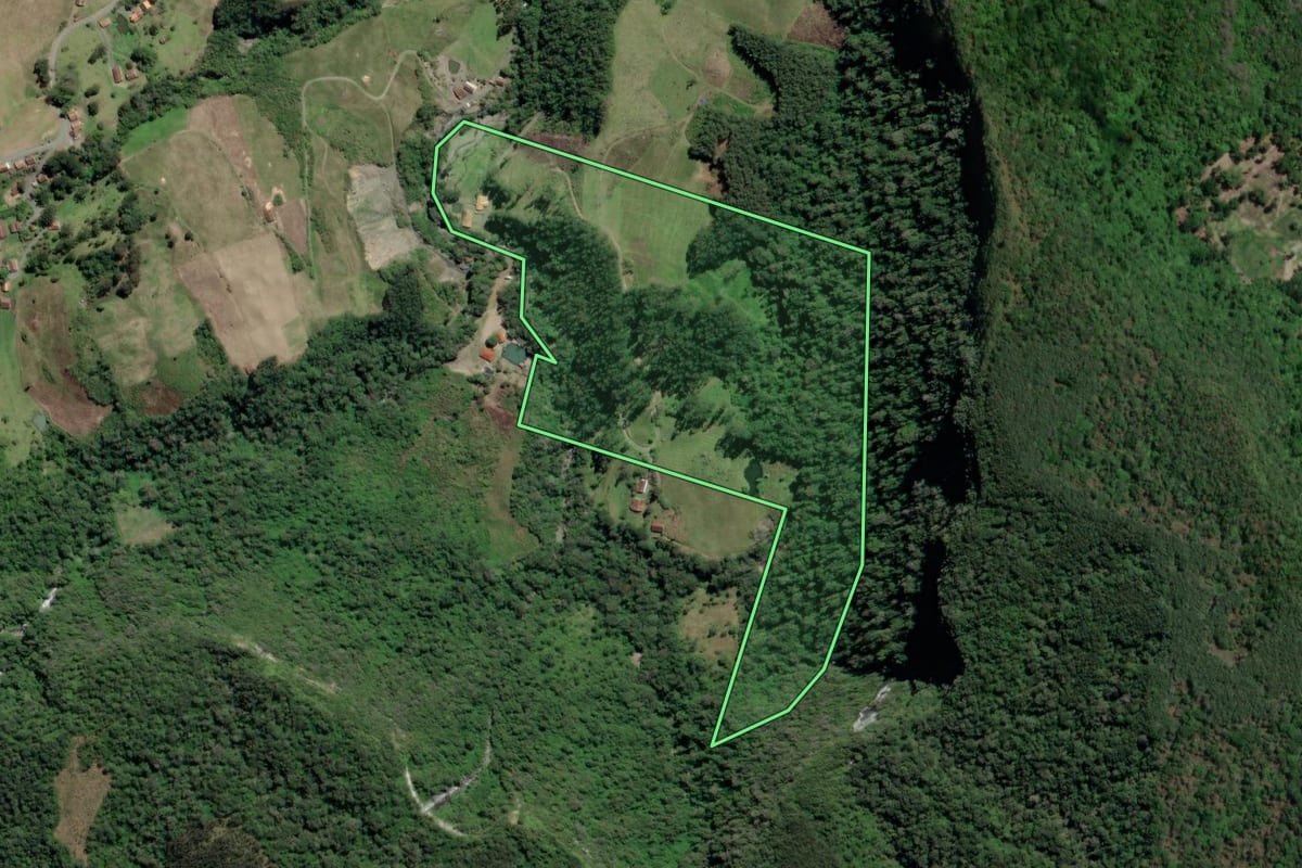 Imagem de satélite do imóvel rural em Petrolândia (SC), com o contorno declarado no CAR desenhado por cima.