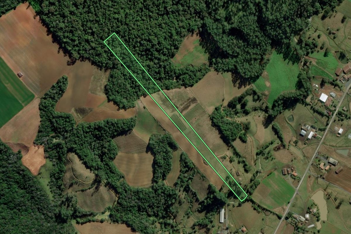Imagem de satélite do imóvel rural em Petrolândia (SC), com o contorno declarado no CAR desenhado por cima.