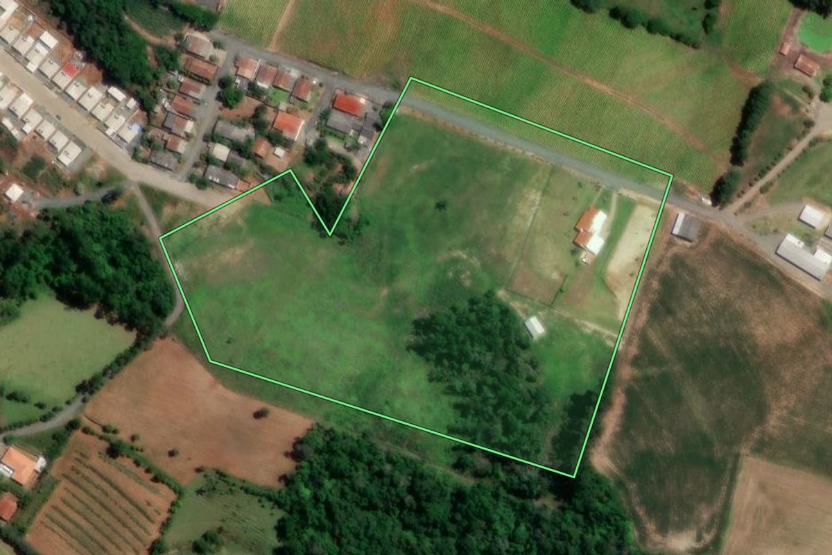 Imagem de satélite do imóvel rural em Petrolândia (SC), com o contorno declarado no CAR desenhado por cima.