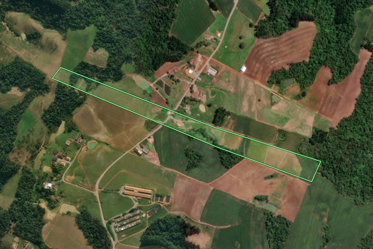 Imagem de satélite do imóvel rural em Petrolândia (SC), com o contorno declarado no CAR desenhado por cima.