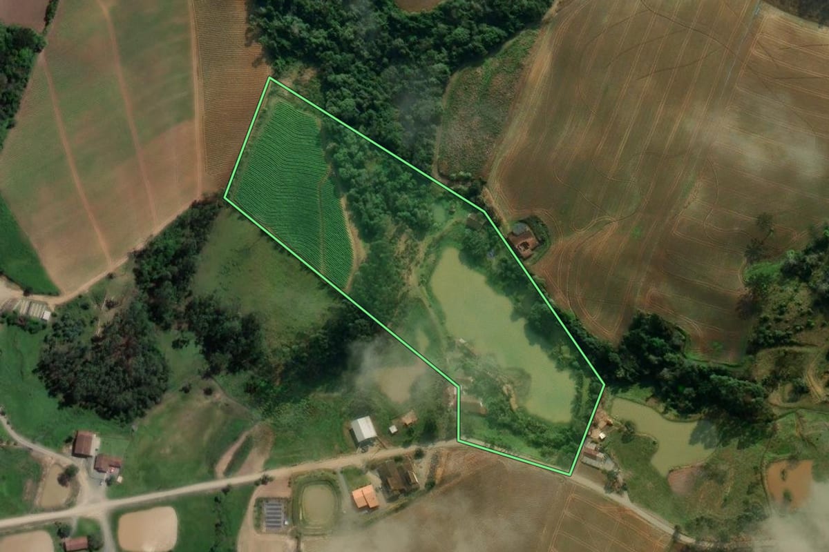 Imagem de satélite do imóvel rural em Petrolândia (SC), com o contorno declarado no CAR desenhado por cima.