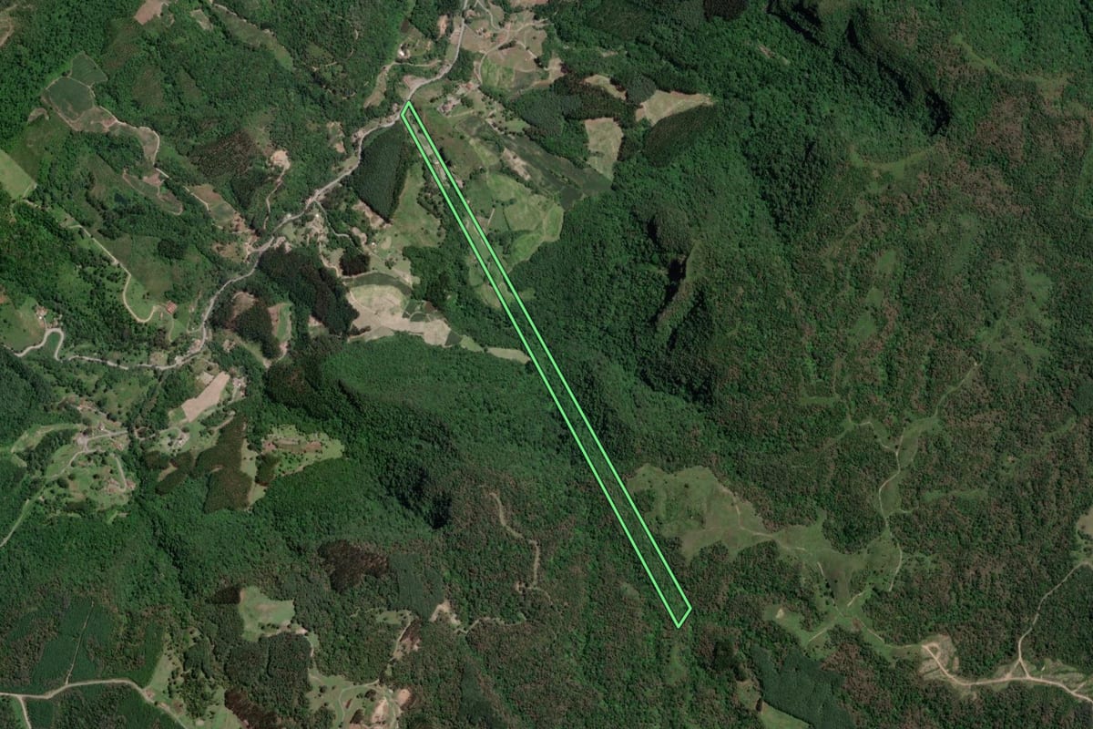 Imagem de satélite do imóvel rural em Petrolândia (SC), com o contorno declarado no CAR desenhado por cima.