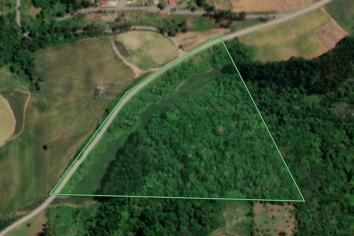 Imagem de satélite do imóvel rural em Petrolândia (SC), com o contorno declarado no CAR desenhado por cima.