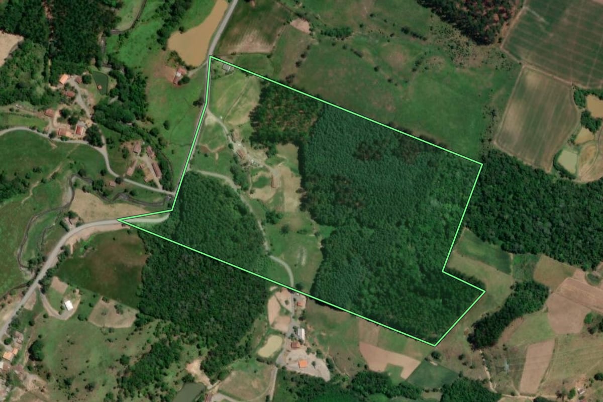 Imagem de satélite do imóvel rural em Petrolândia (SC), com o contorno declarado no CAR desenhado por cima.