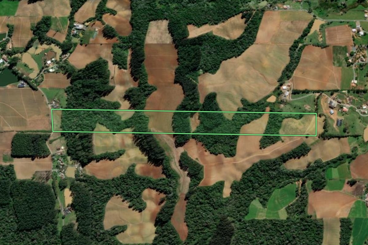 Imagem de satélite do imóvel rural em Petrolândia (SC), com o contorno declarado no CAR desenhado por cima.