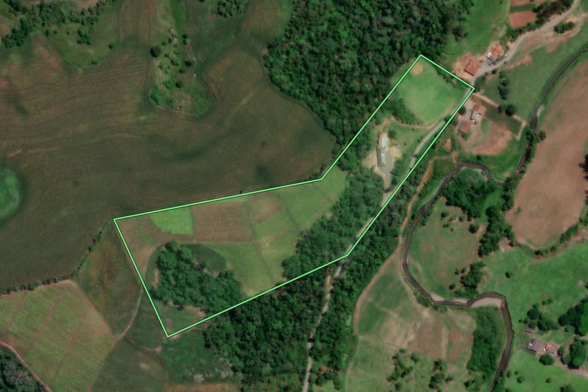 Imagem de satélite do imóvel rural em Petrolândia (SC), com o contorno declarado no CAR desenhado por cima.