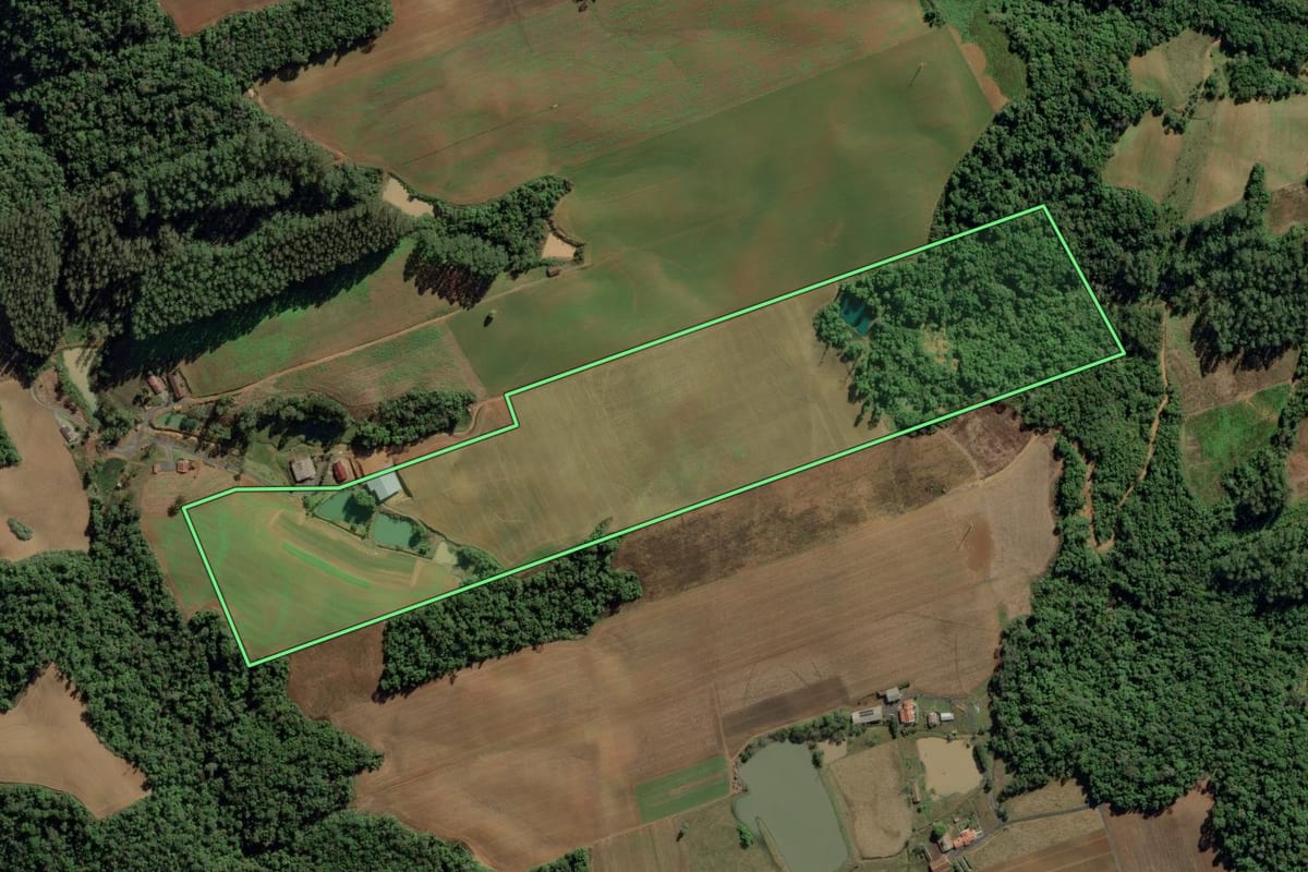 Imagem de satélite do imóvel rural em Petrolândia (SC), com o contorno declarado no CAR desenhado por cima.
