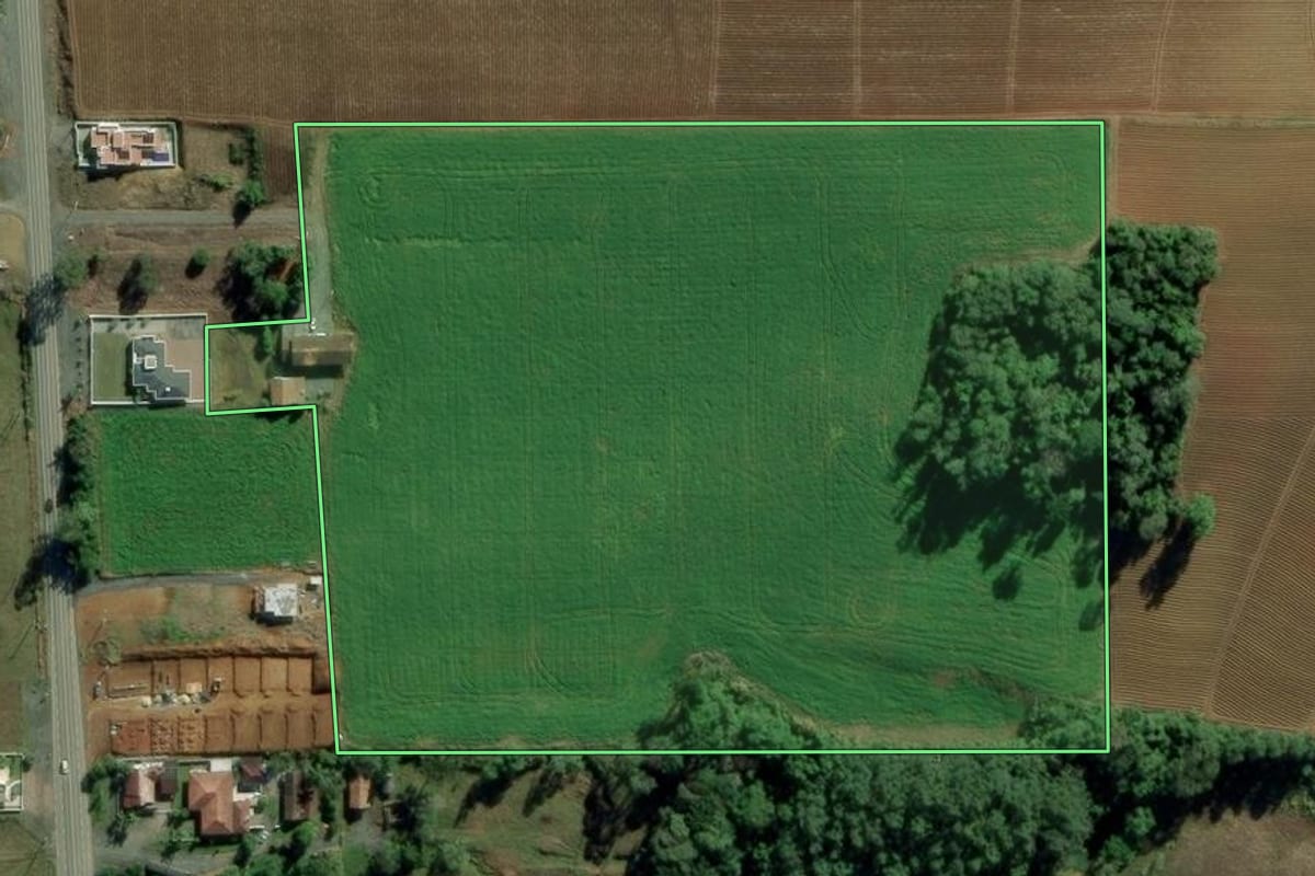 Imagem de satélite do imóvel rural em Petrolândia (SC), com o contorno declarado no CAR desenhado por cima.