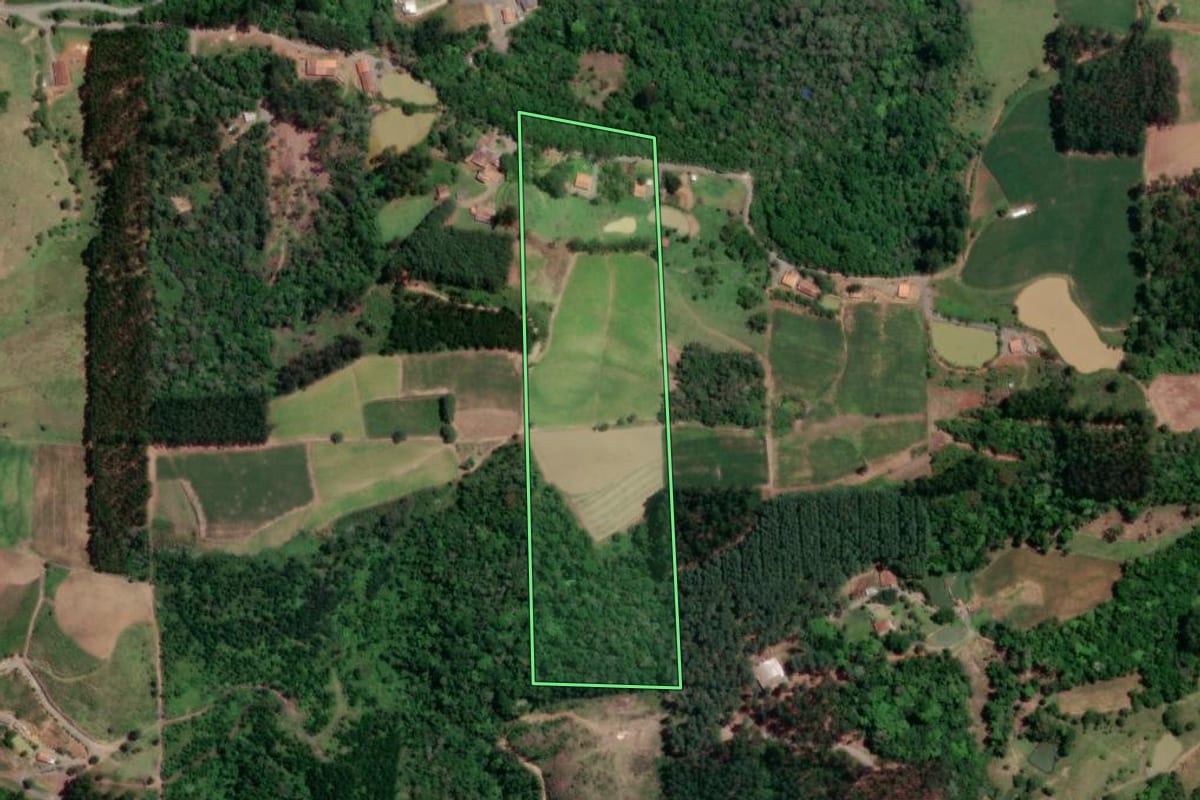 Imagem de satélite do imóvel rural em Petrolândia (SC), com o contorno declarado no CAR desenhado por cima.