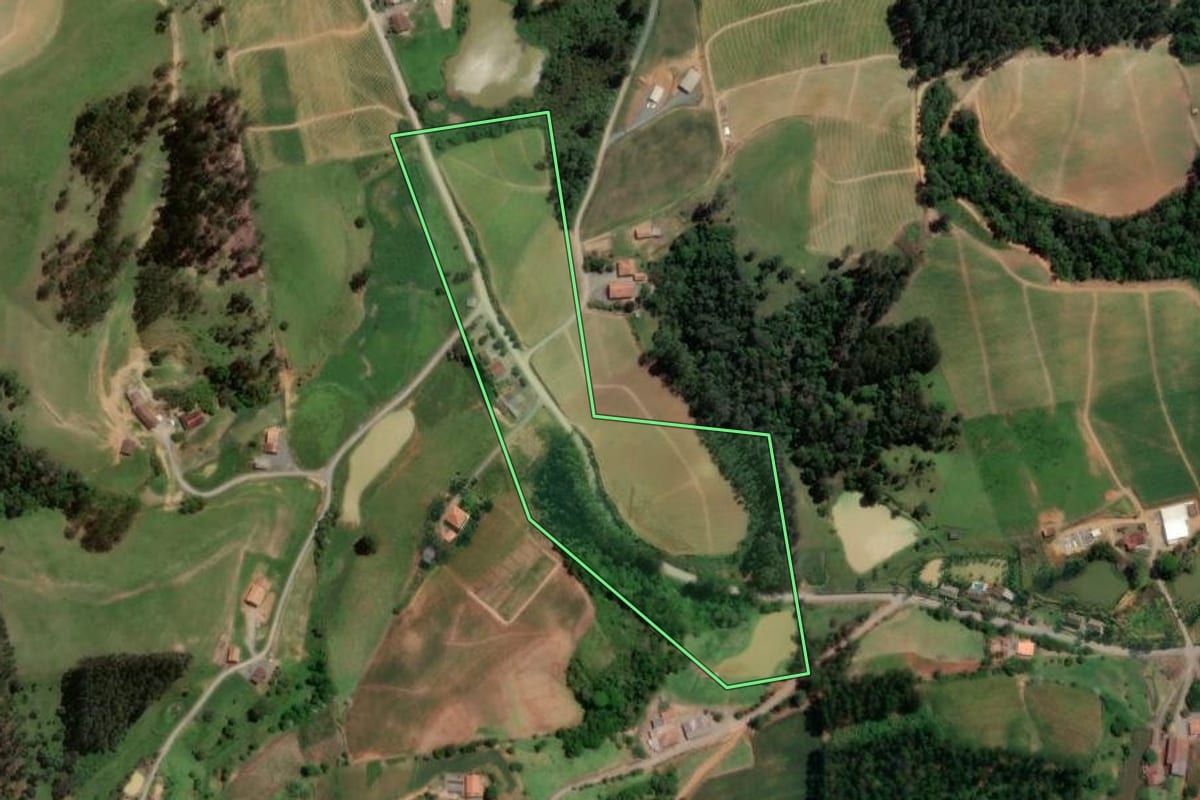 Imagem de satélite do imóvel rural em Petrolândia (SC), com o contorno declarado no CAR desenhado por cima.