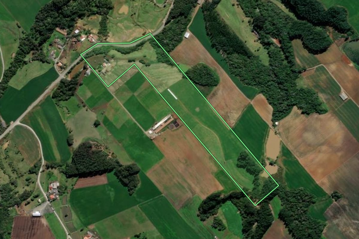 Imagem de satélite do imóvel rural em Petrolândia (SC), com o contorno declarado no CAR desenhado por cima.