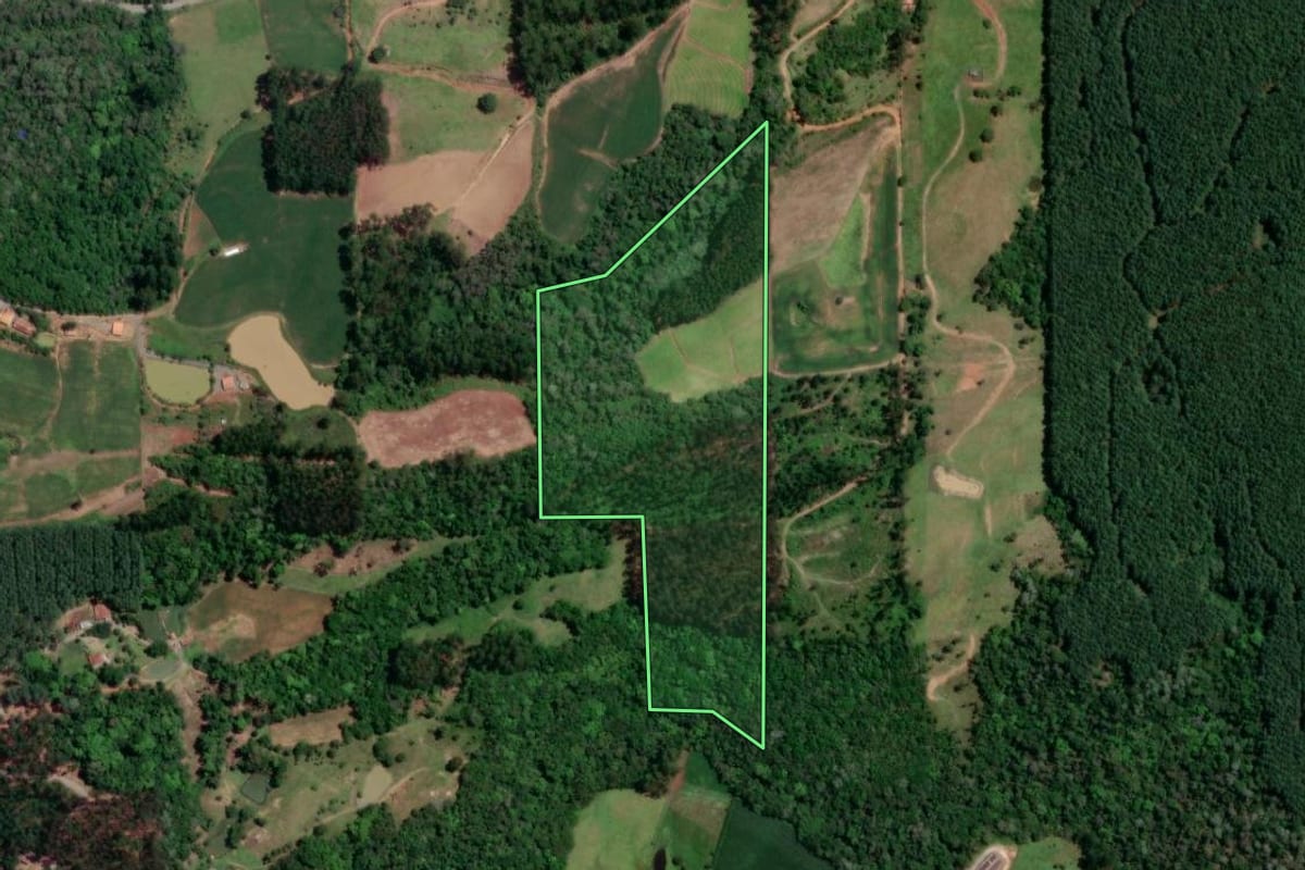 Imagem de satélite do imóvel rural em Petrolândia (SC), com o contorno declarado no CAR desenhado por cima.