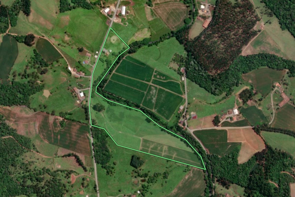 Imagem de satélite do imóvel rural em Petrolândia (SC), com o contorno declarado no CAR desenhado por cima.