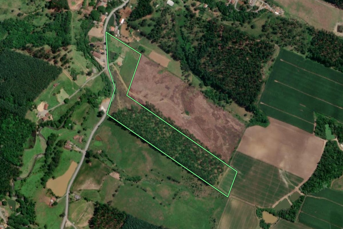 Imagem de satélite do imóvel rural em Petrolândia (SC), com o contorno declarado no CAR desenhado por cima.