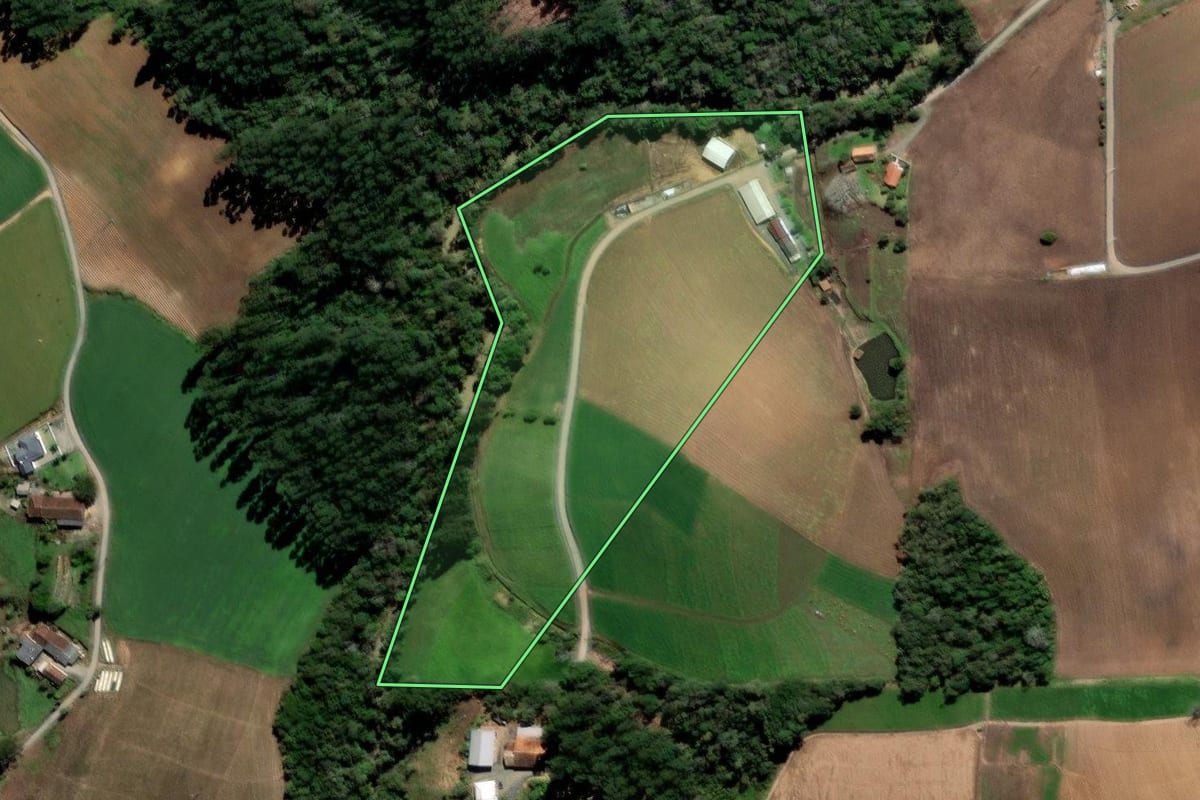 Imagem de satélite do imóvel rural em Petrolândia (SC), com o contorno declarado no CAR desenhado por cima.