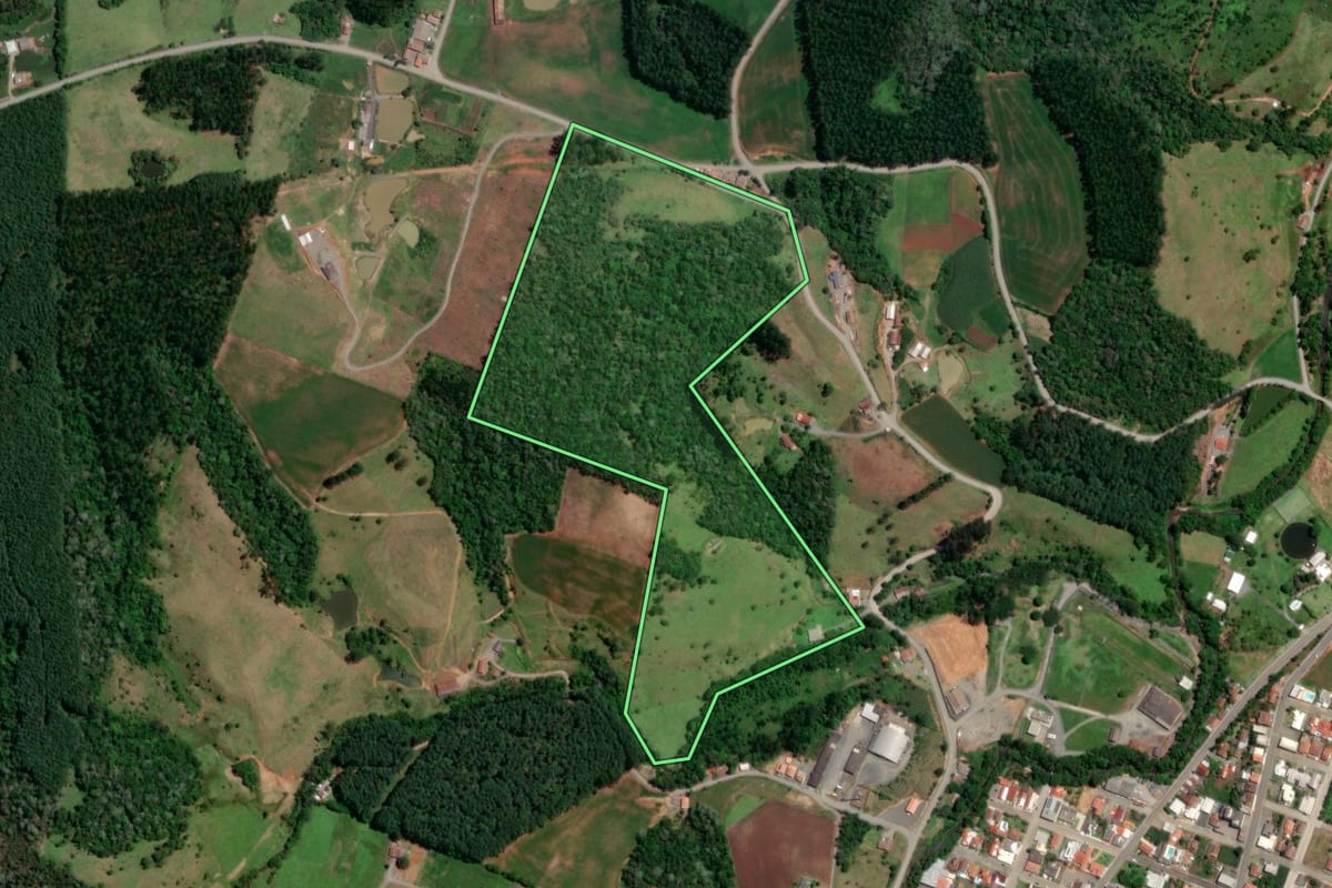 Imagem de satélite do imóvel rural em Petrolândia (SC), com o contorno declarado no CAR desenhado por cima.
