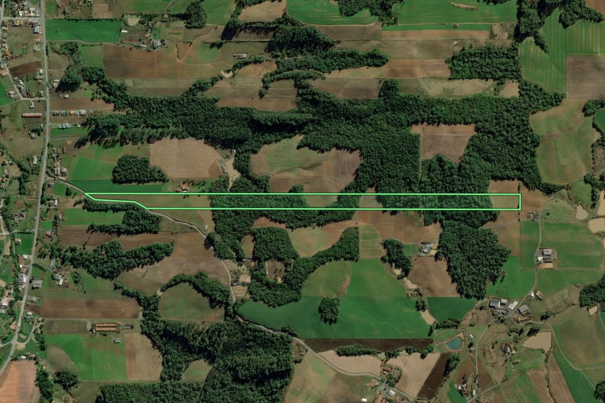 Imagem de satélite do imóvel rural em Petrolândia (SC), com o contorno declarado no CAR desenhado por cima.