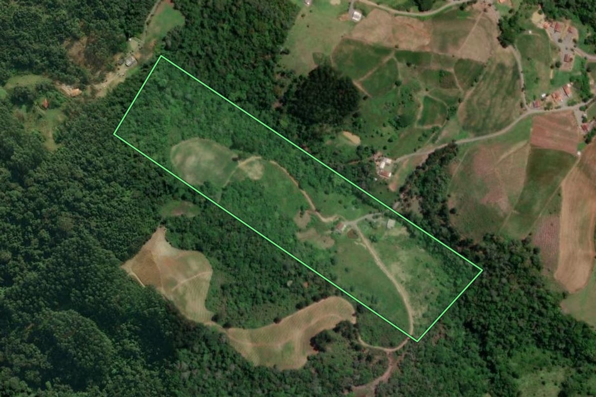 Imagem de satélite do imóvel rural em Petrolândia (SC), com o contorno declarado no CAR desenhado por cima.