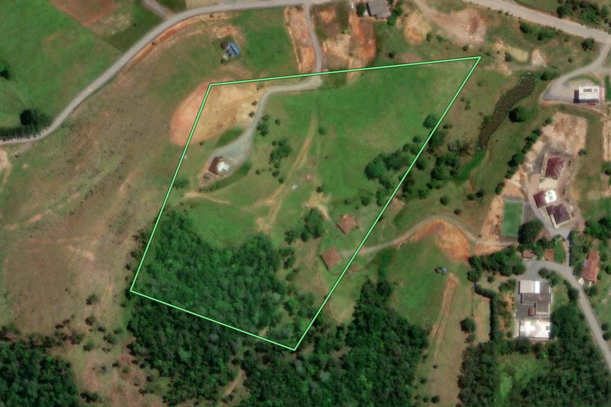 Imagem de satélite do imóvel rural em Petrolândia (SC), com o contorno declarado no CAR desenhado por cima.