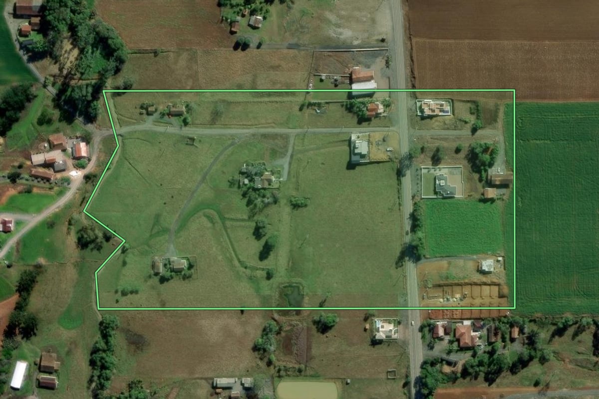 Imagem de satélite do imóvel rural em Petrolândia (SC), com o contorno declarado no CAR desenhado por cima.
