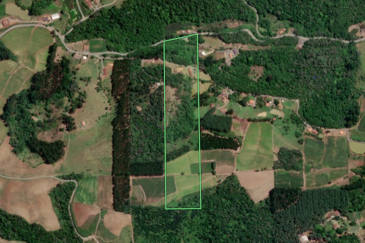 Imagem de satélite do imóvel rural em Petrolândia (SC), com o contorno declarado no CAR desenhado por cima.