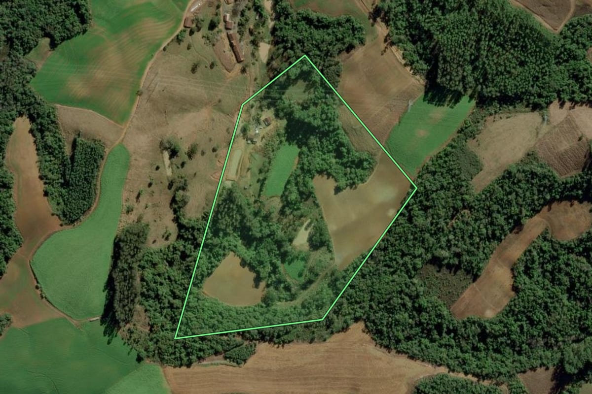 Imagem de satélite do imóvel rural em Petrolândia (SC), com o contorno declarado no CAR desenhado por cima.