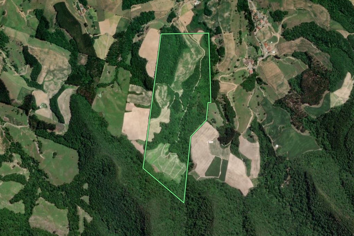 Imagem de satélite do imóvel rural em Petrolândia (SC), com o contorno declarado no CAR desenhado por cima.
