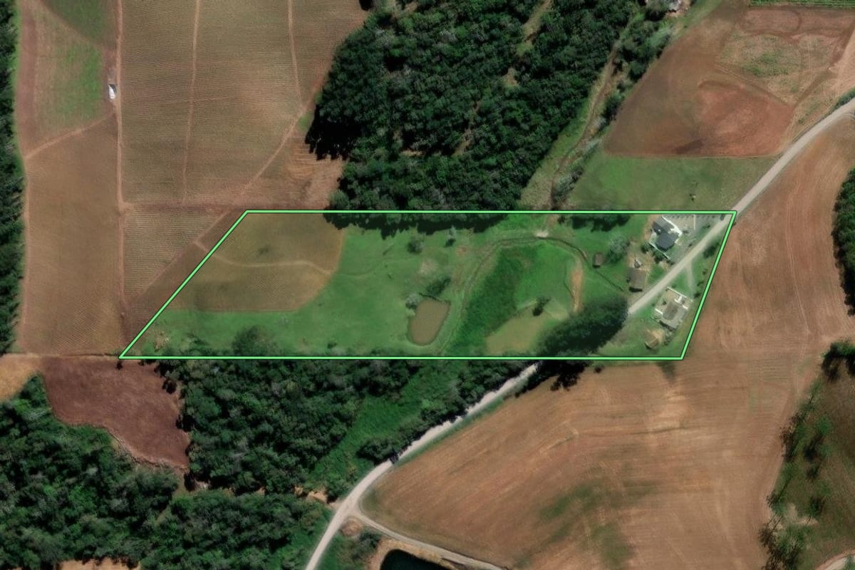 Imagem de satélite do imóvel rural em Petrolândia (SC), com o contorno declarado no CAR desenhado por cima.