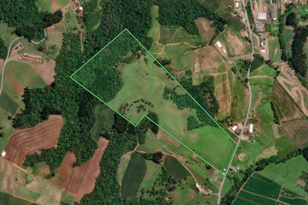 Imagem de satélite do imóvel rural em Petrolândia (SC), com o contorno declarado no CAR desenhado por cima.